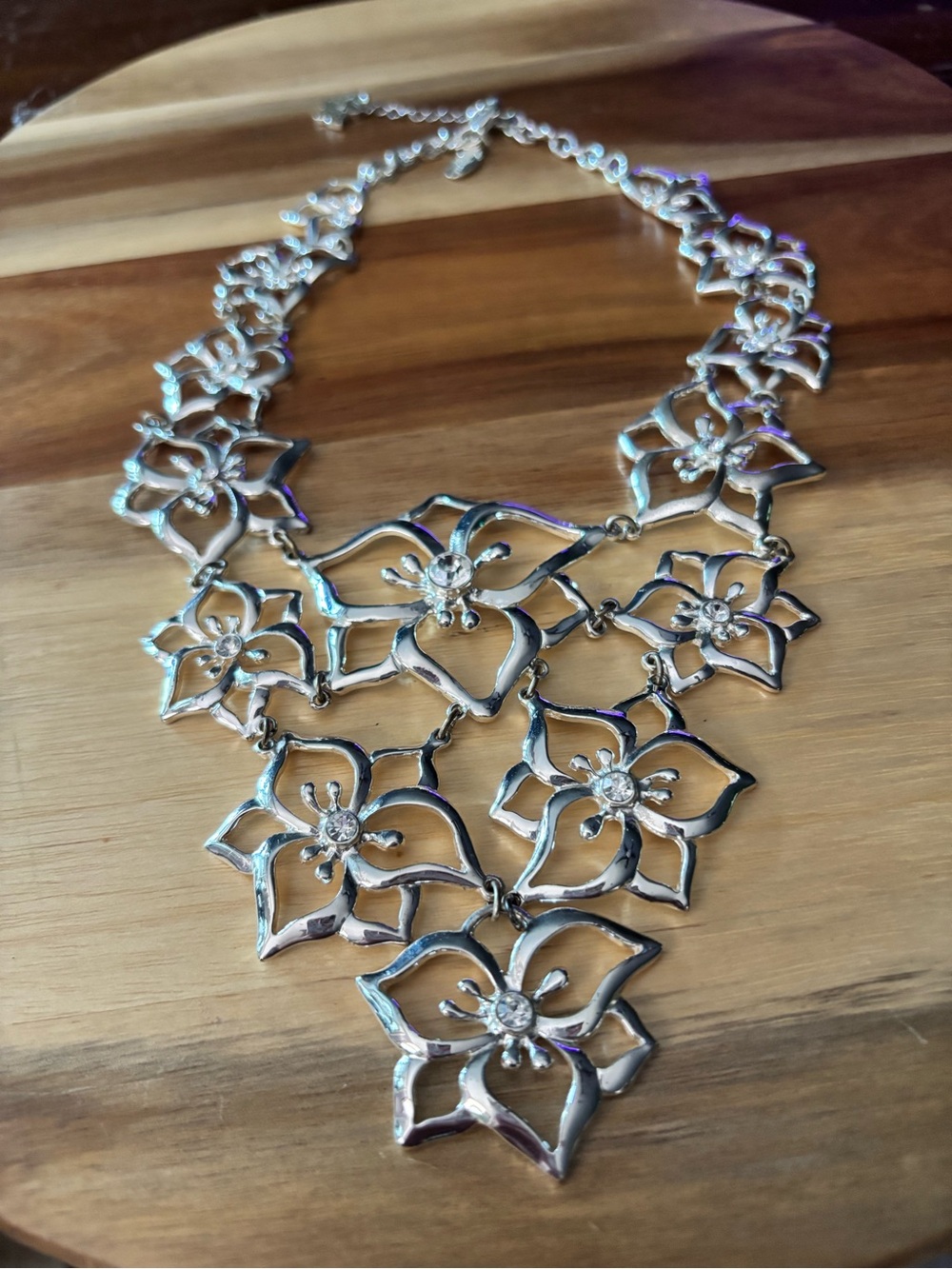 White House/Black Market Vintage Floral Bib necklace-Like New😊
